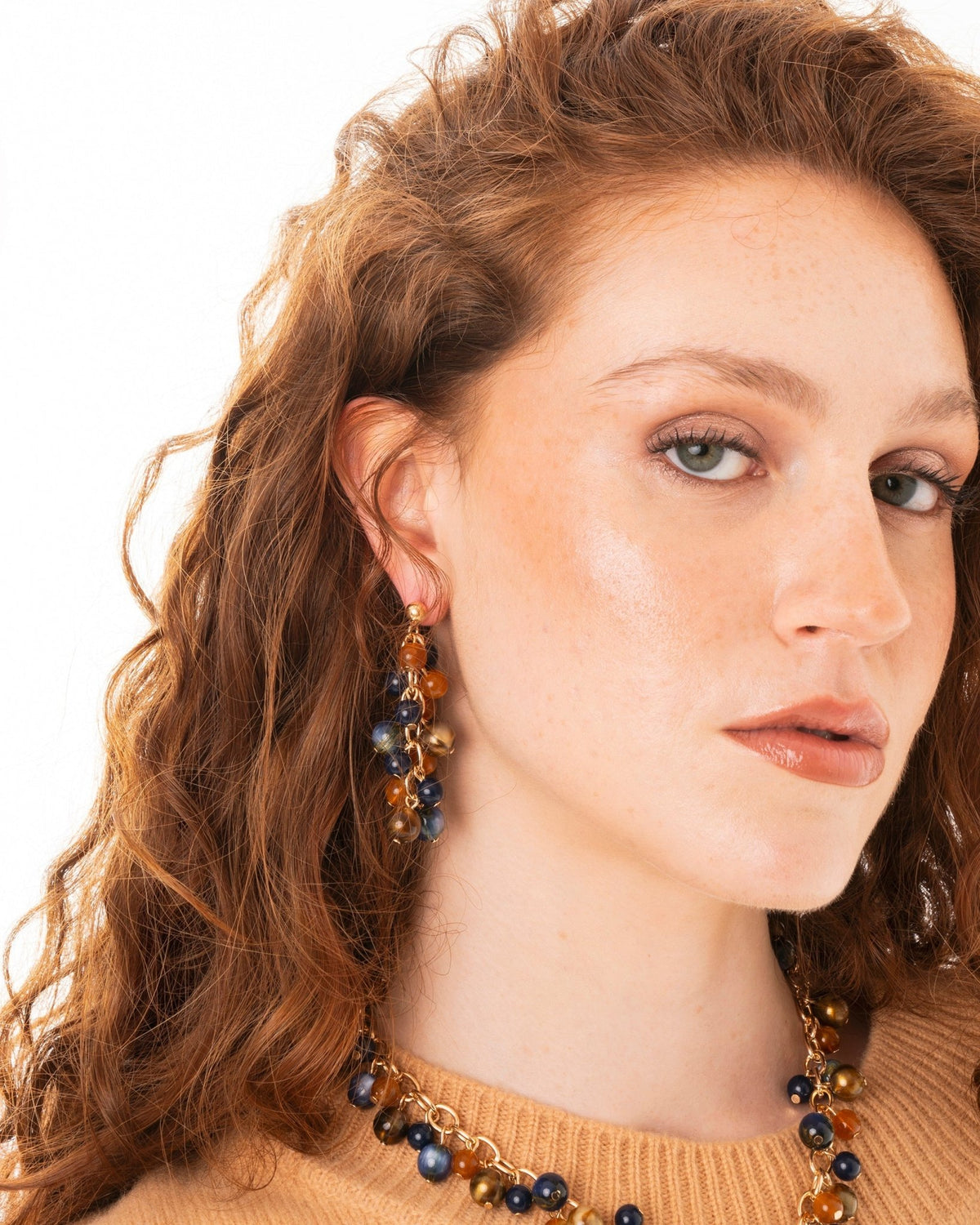 Orecchini pendenti con sfere in acrilico multicolore - Mya Accessories