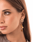 Orecchini con fiore in metallo e pietre in acrilico tono ambra - Mya Accessories