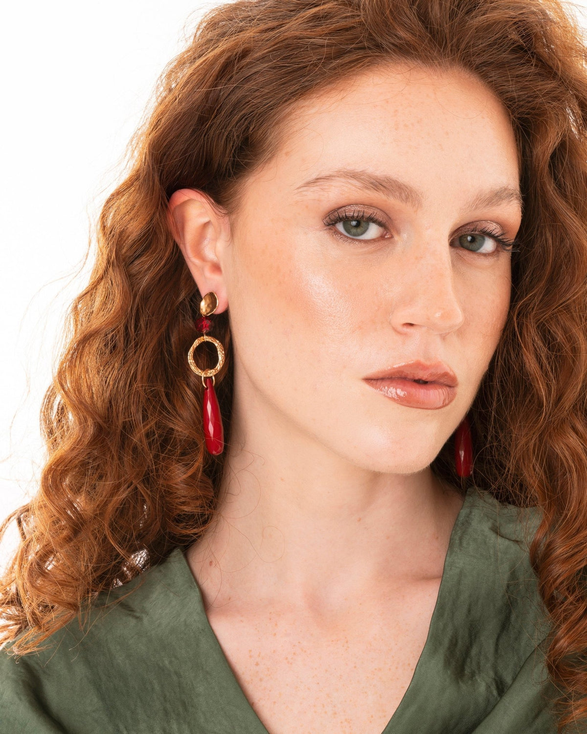 Orecchini pendenti con pietre in acrilico rosse - Mya Accessories