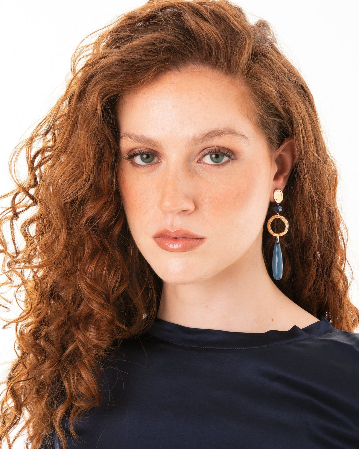 Orecchini pendenti con pietre in acrilico indaco - Mya Accessories
