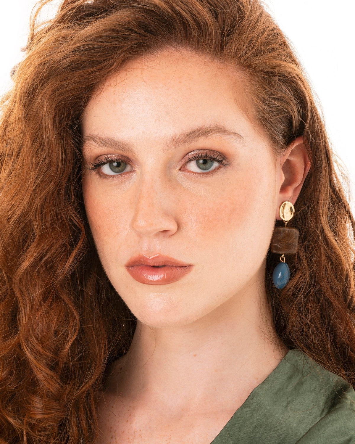 Orecchini pendenti con pietre geometriche in acrilico marrone e blu - Mya Accessories
