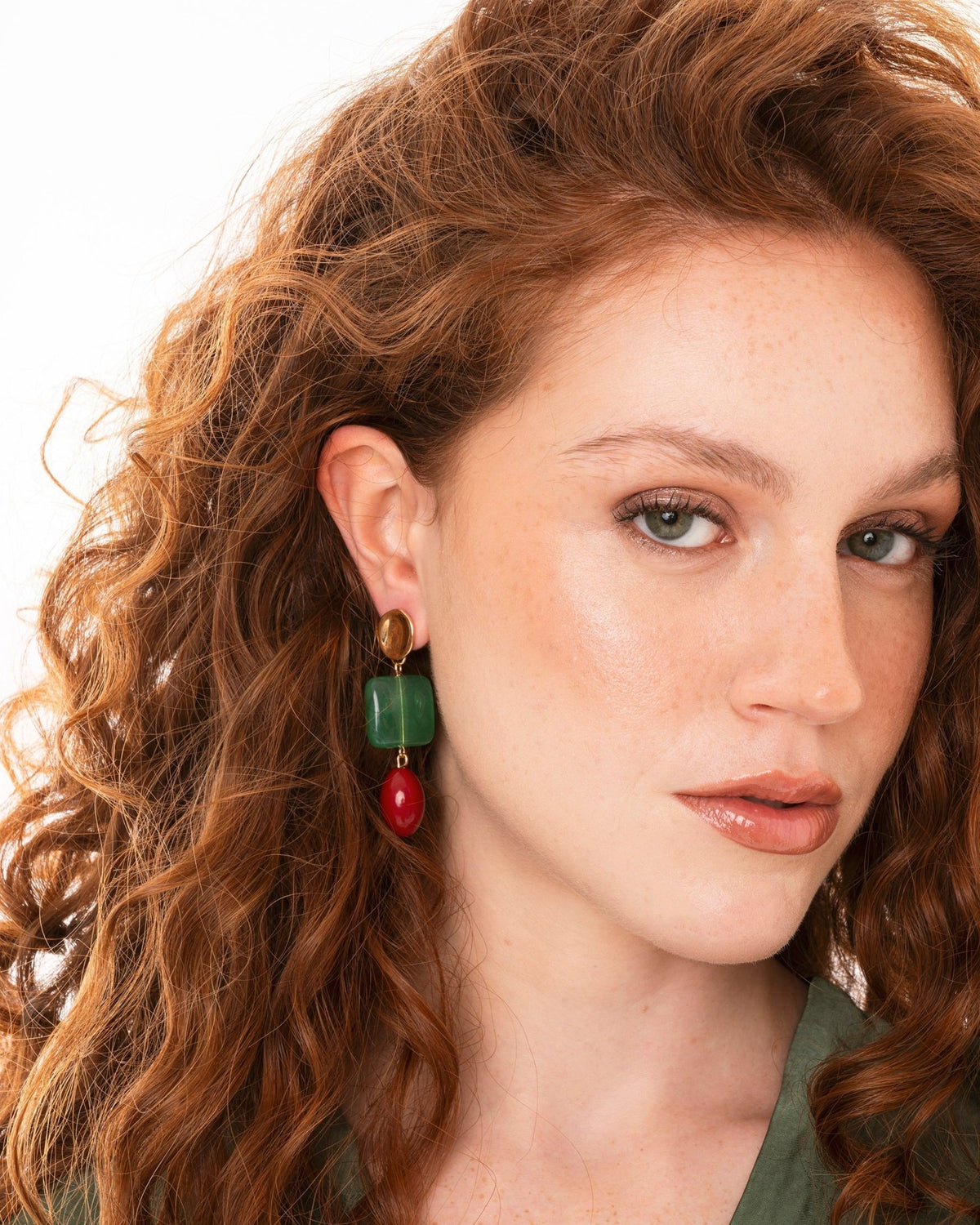 Orecchini pendenti con pietre geometriche in acrilico verde e rosso - Mya Accessories