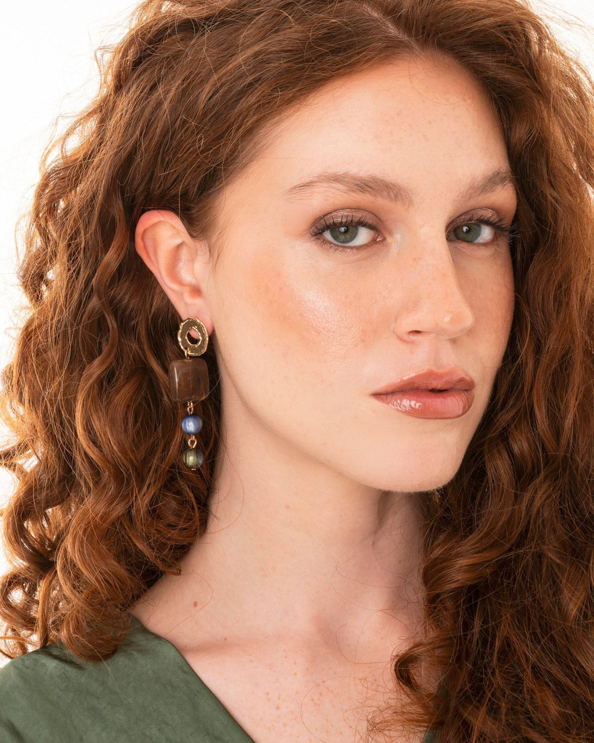 Orecchini pendenti con pietre geometriche in acrilico marrone e blu - Mya Accessories