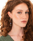 Orecchini pendenti con pietre geometriche in acrilico marrone e blu - Mya Accessories
