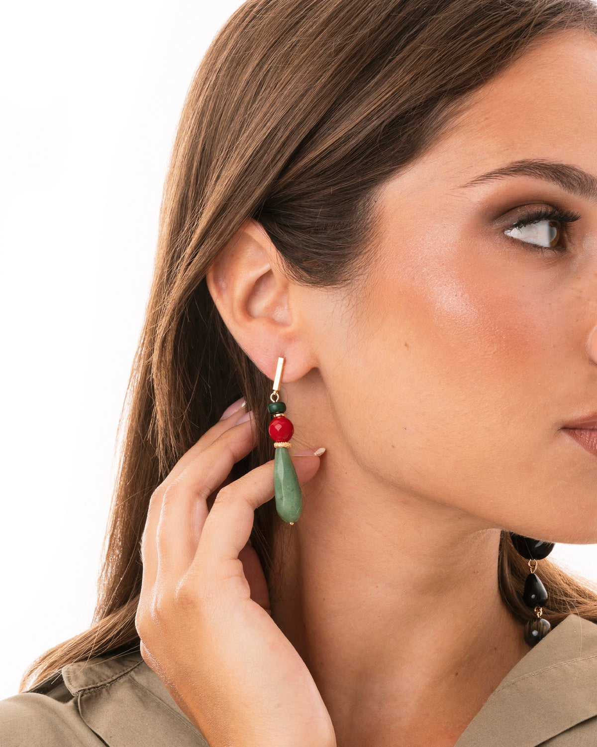 Orecchini pendenti a goccia con pietre dure tono verde e rosso - Mya Accessories