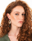 Orecchini pendenti in ottone con pietre in acrilico verde e rossa - Mya Accessories