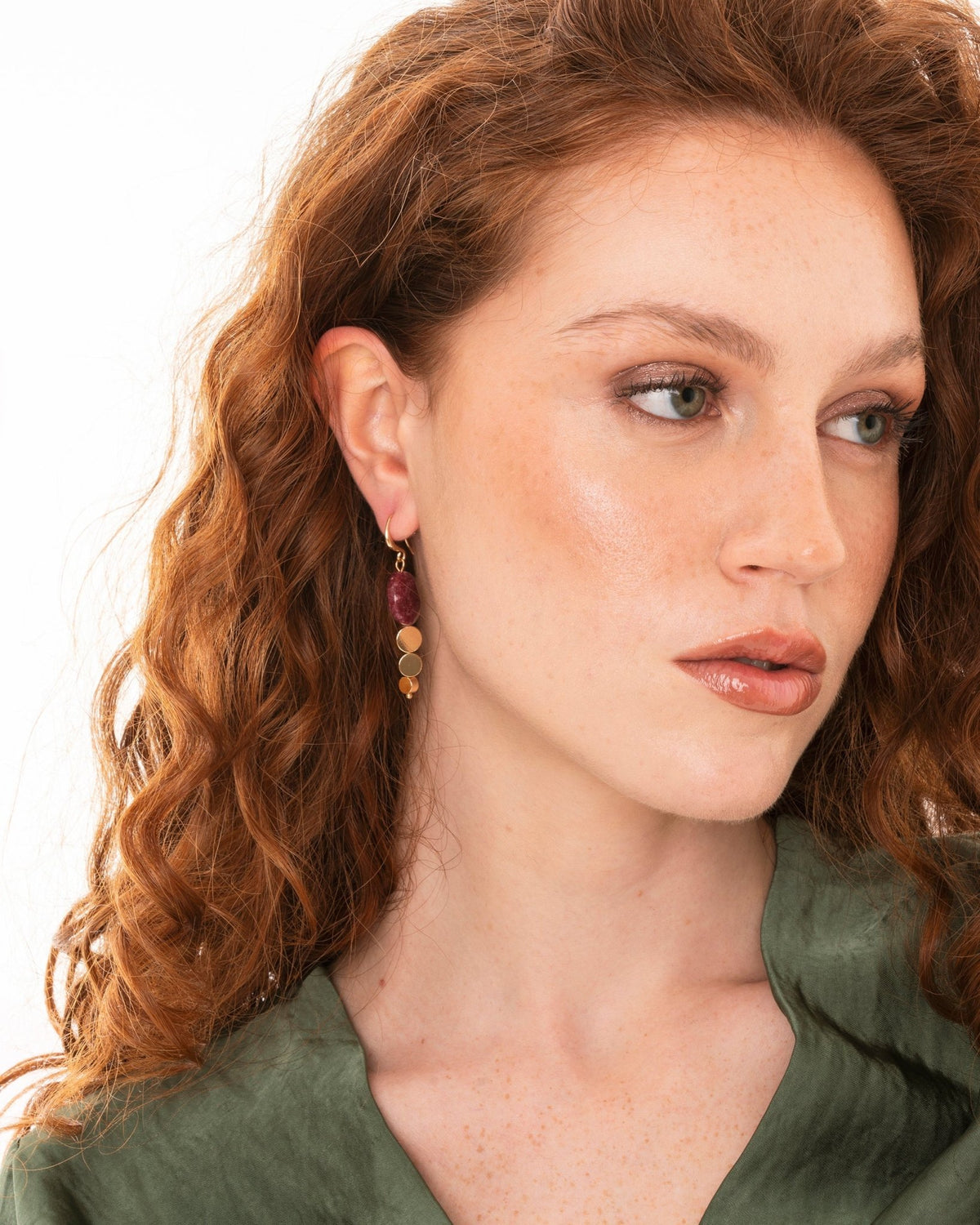 Orecchini pendenti in ottone con pietra dura circolare magenta - Mya Accessories