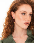 Orecchini pendenti in ottone con pietra dura circolare magenta - Mya Accessories
