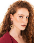 Orecchini pendenti in metallo con design circolare e pietra dura magenta - Mya Accessories