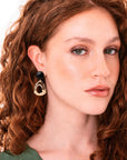 Orecchini pendenti in metallo lucido con pietra circolare in acrilico nera - Mya Accessories