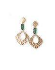 Orecchini pendenti in metallo martellato con pietra in vetro verde - Mya Accessories