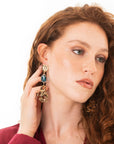 Orecchini pendenti in metallo lucido con design astratto e pietra in vetro azzurra - Mya Accessories