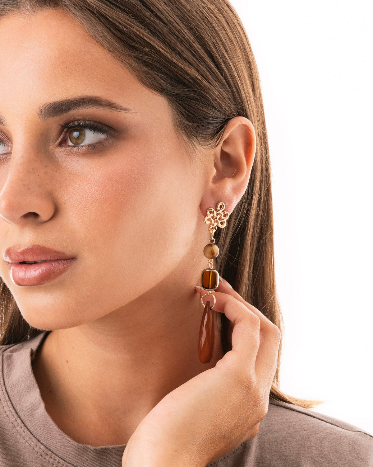 Orecchini lunghi pendenti con pietra in vetro e goccia in acrilico marrone - Mya Accessories