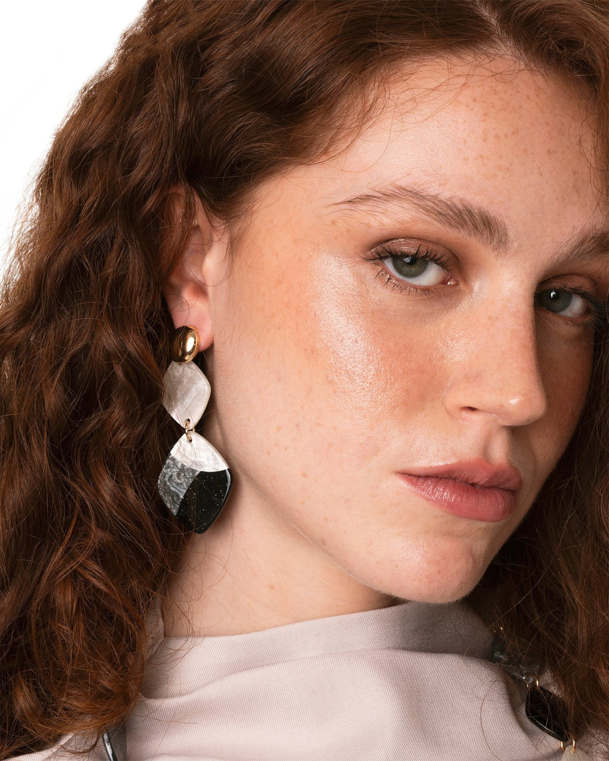 Orecchini pendenti a rombo in acrilico bianco e nero - Mya Accessories