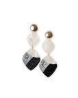 Orecchini pendenti a rombo in acrilico bianco e nero - Mya Accessories