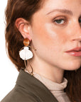 Orecchini pendenti con ballerina e tutù in acrilico bianco - Mya Accessories