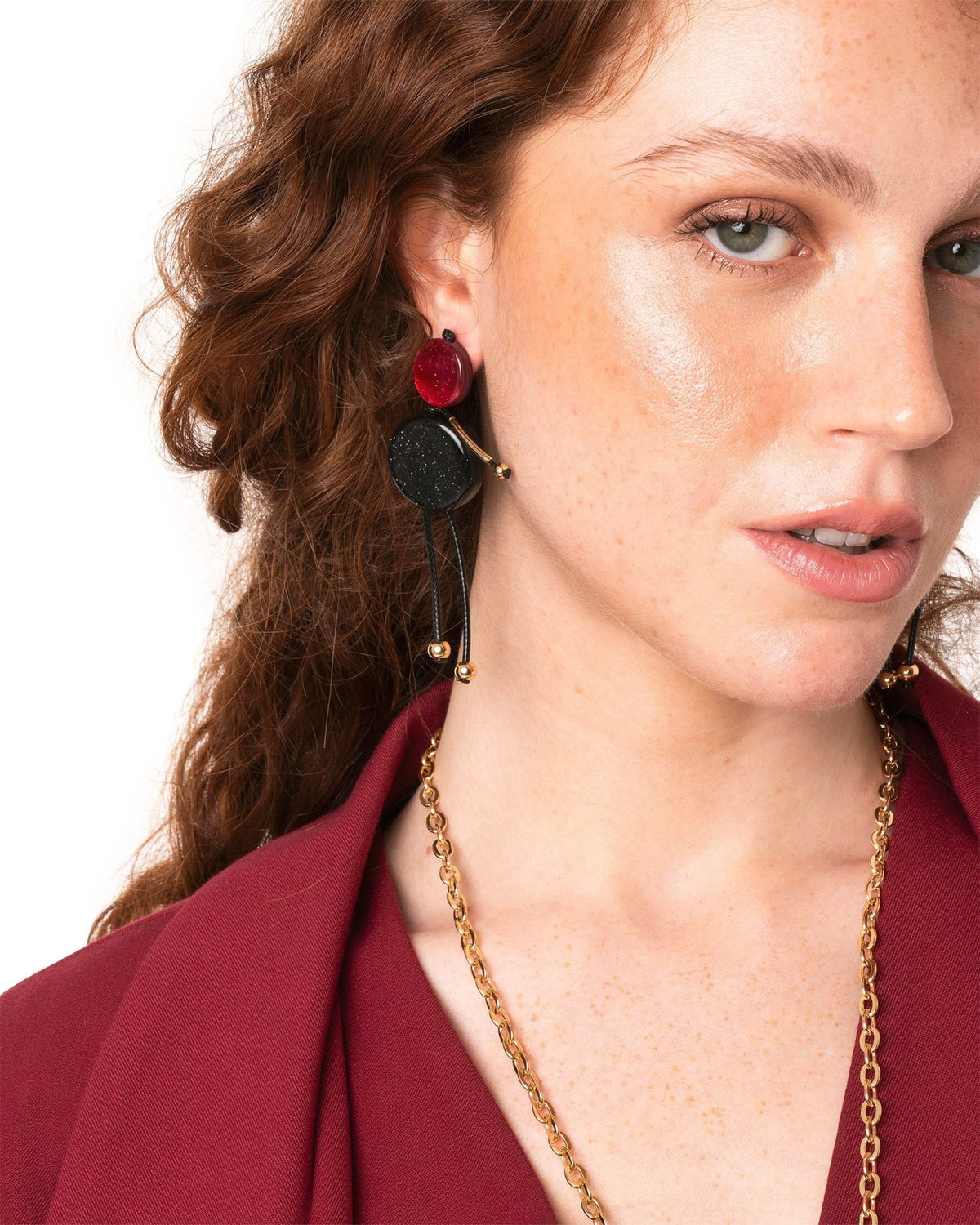 Orecchini pendenti con ballerina in acrilico nero - Mya Accessories