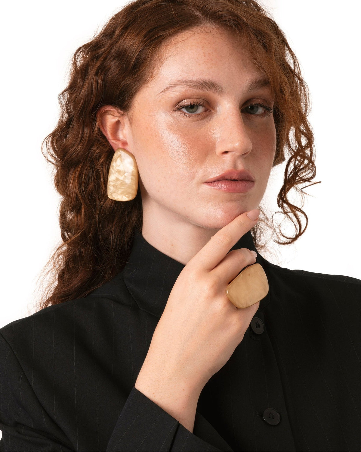 Orecchini a clip con pietra geometrica in acrilico beige - Mya Accessories