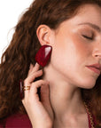 Orecchini a clip con pietra geometrica in acrilico rossa - Mya Accessories