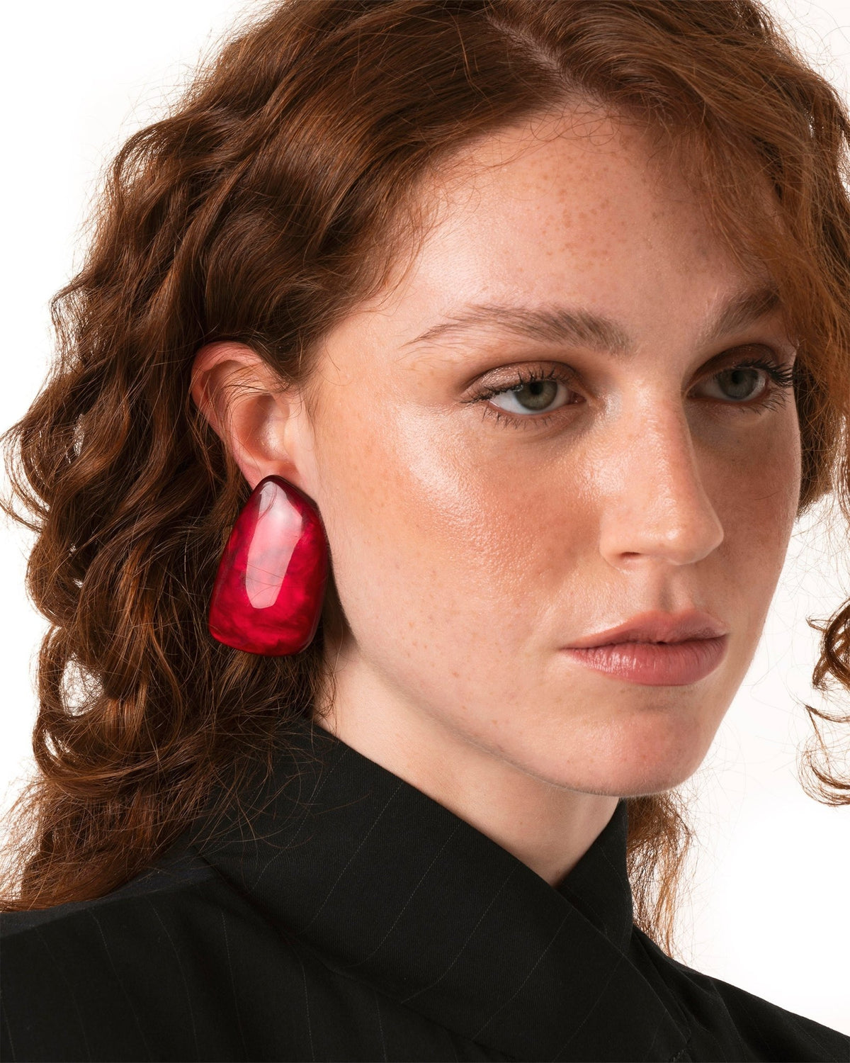 Orecchini a clip con pietra geometrica in acrilico rossa - Mya Accessories