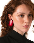 Orecchini a clip con pietra geometrica in acrilico rossa - Mya Accessories