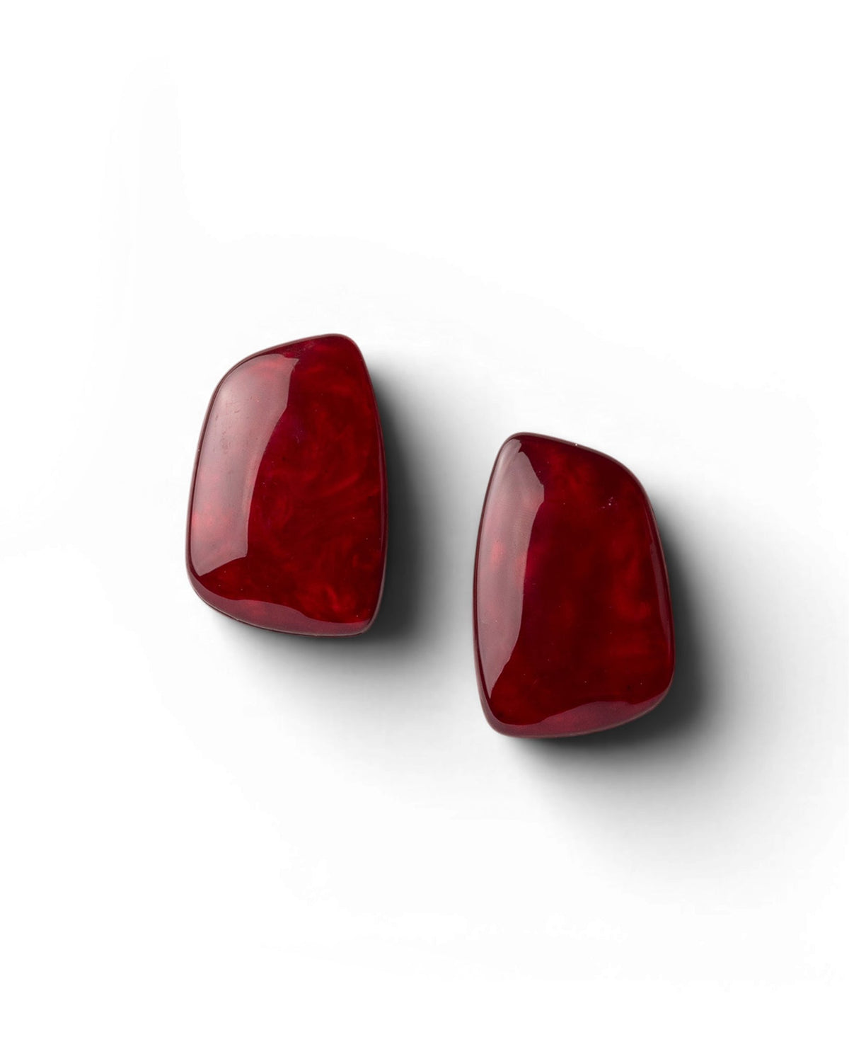 Orecchini a clip con pietra geometrica in acrilico rossa - Mya Accessories