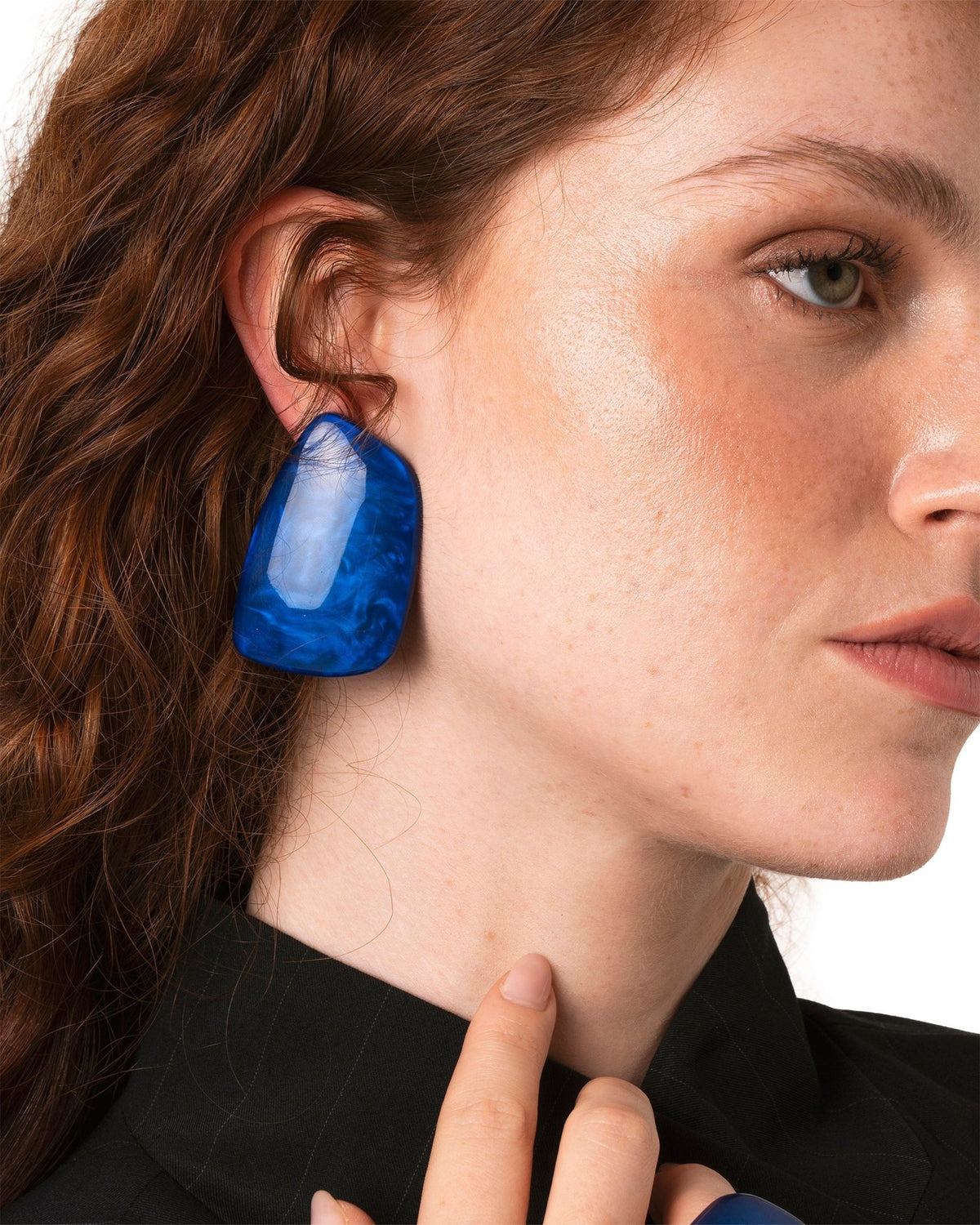 Orecchini a clip con pietra geometrica in acrilico blu - Mya Accessories