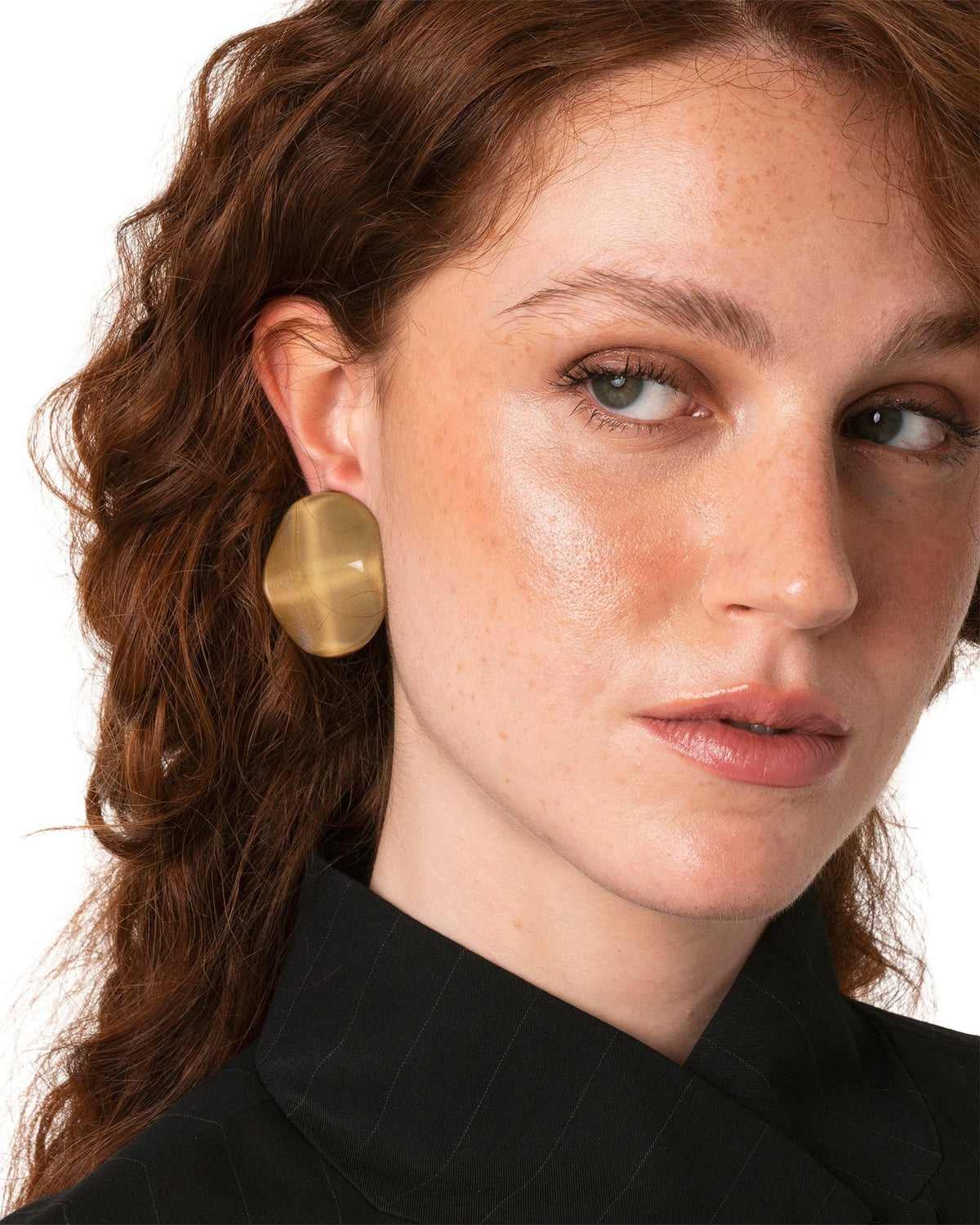 Orecchini a clip con pietra circolare in acrilico effetto marmo verde oliva - Mya Accessories
