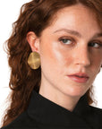 Orecchini a clip con pietra circolare in acrilico effetto marmo verde oliva - Mya Accessories