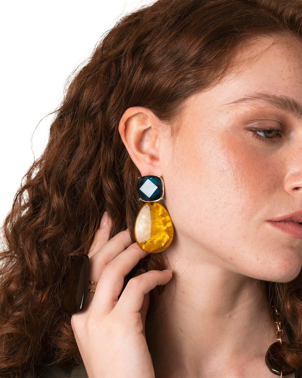 Orecchini pendenti con doppia pietra in acrilico nei toni dell’ocra e dell’azzurro - Mya Accessories