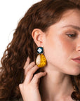 Orecchini pendenti con doppia pietra in acrilico nei toni dell’ocra e dell’azzurro - Mya Accessories