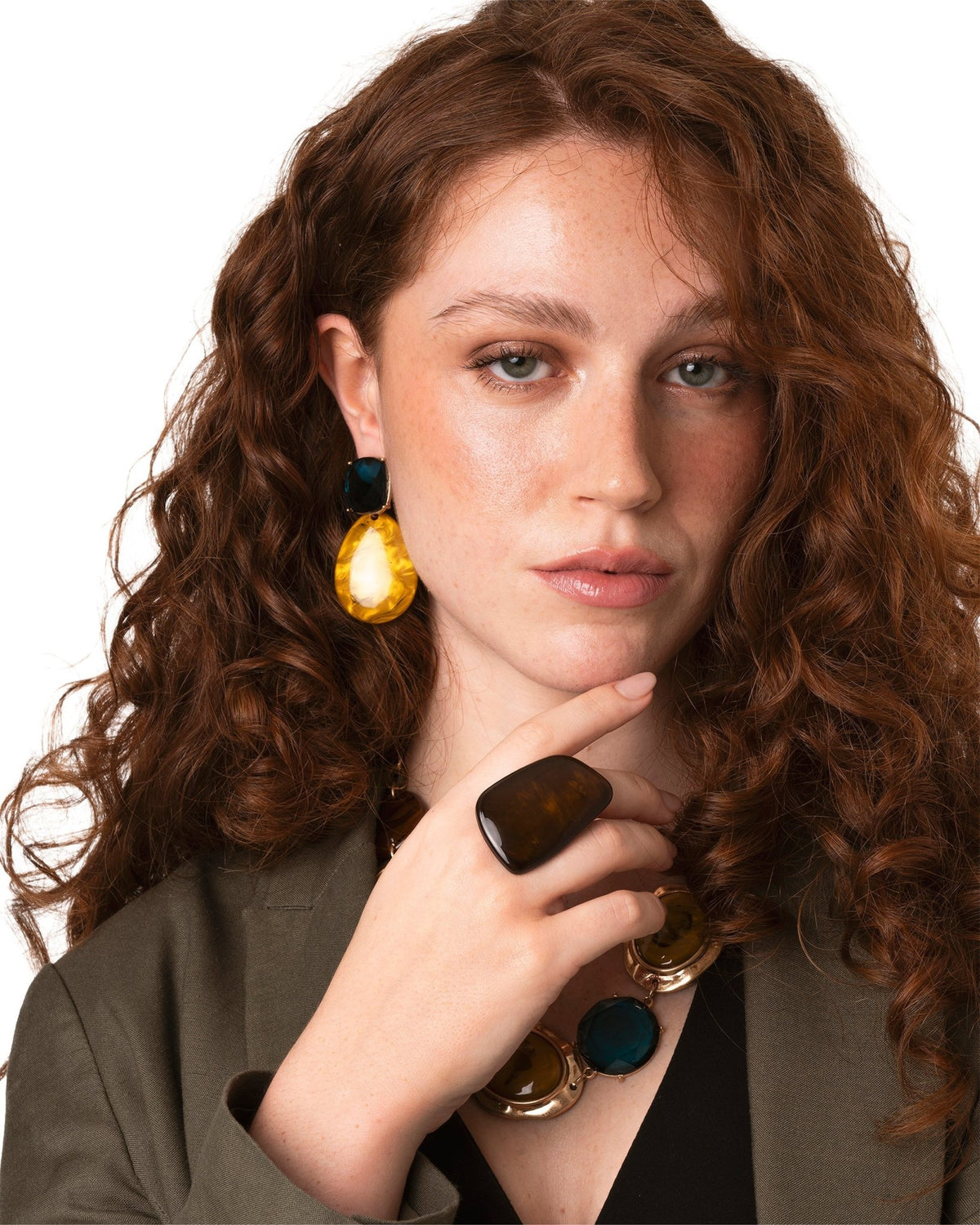 Orecchini pendenti con doppia pietra in acrilico nei toni dell’ocra e dell’azzurro - Mya Accessories