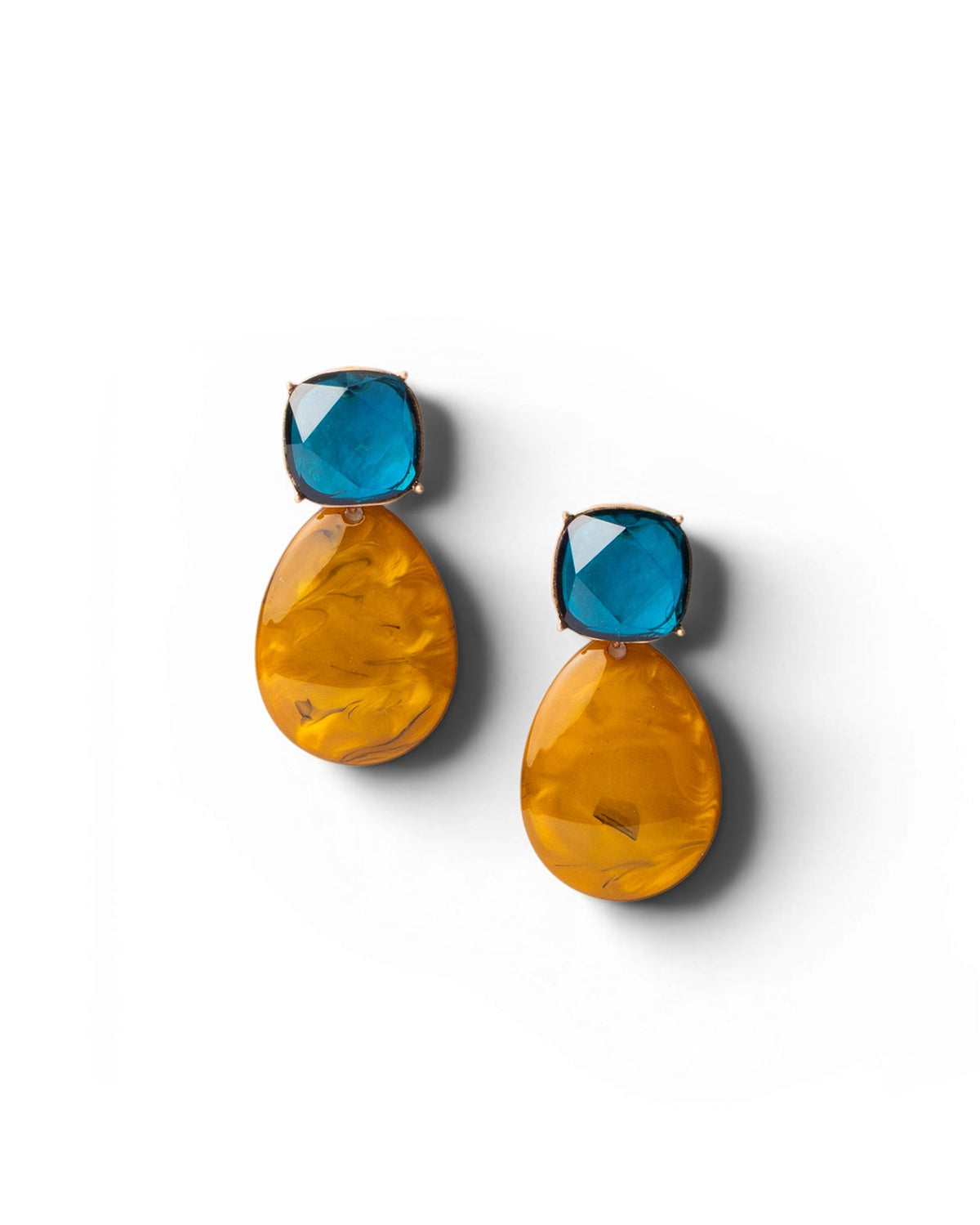 Orecchini pendenti con doppia pietra in acrilico nei toni dell’ocra e dell’azzurro - Mya Accessories