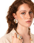 Orecchini con pietra circolare in acrilico tono grigio - Mya Accessories