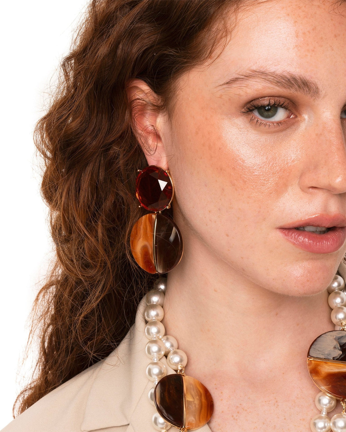 Orecchini pendenti con doppia pietra circolare in acrilico tono arancio e marrone - Mya Accessories