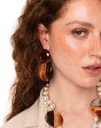 Orecchini pendenti con doppia pietra circolare in acrilico tono arancio e marrone - Mya Accessories