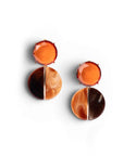 Orecchini pendenti con doppia pietra circolare in acrilico tono arancio e marrone - Mya Accessories