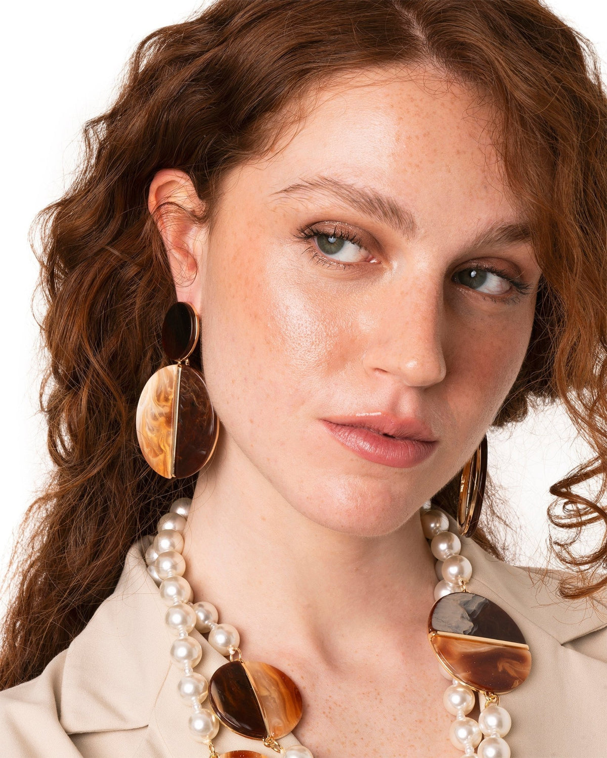 Orecchini pendenti con doppia pietra ovale in acrilico tono arancio e marrone - Mya Accessories