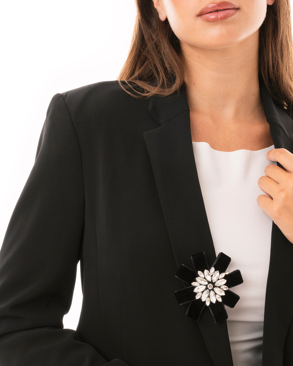 Spilla in metallo con design a fiore in velluto nero e pietre in vetro crystal - Mya Accessories