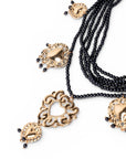 Collana multi fili con micro pietre in acrilico nere e cuori sacri pendenti - Mya Accessories