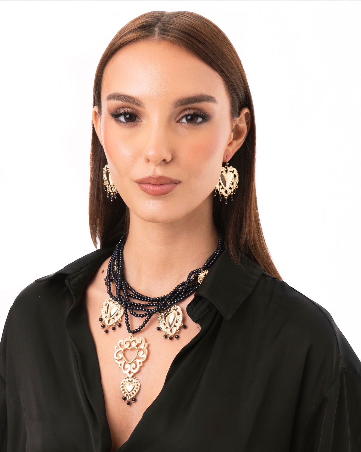 Collana multi fili con micro pietre in acrilico nere e cuori sacri pendenti - Mya Accessories