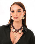 Collana multi fili con micro pietre in acrilico marrone e cuori sacri pendenti - Mya Accessories