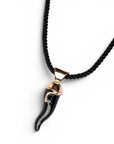 Collana in corda nera con corno pendente in acrilico nero - Mya Accessories