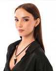 Collana in corda nera con corno pendente in acrilico nero - Mya Accessories