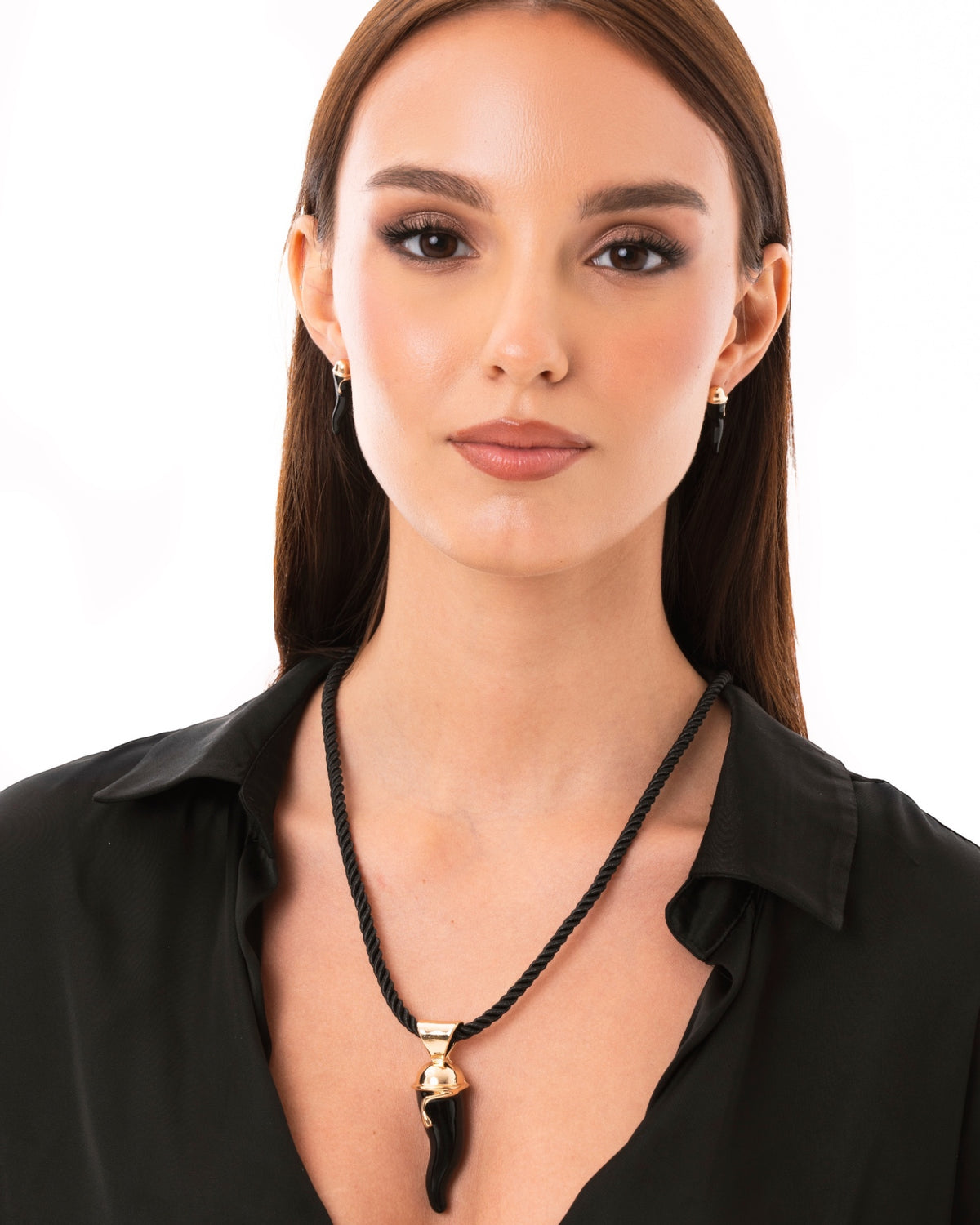 Collana in corda nera con corno pendente in acrilico nero - Mya Accessories