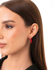 Orecchini pendenti con corno in acrilico rosso - Mya Accessories
