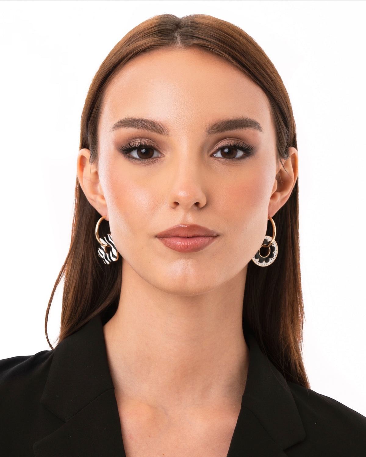 Orecchini a cerchio con pendente asimmetrico smaltato bianco e nero - Mya Accessories