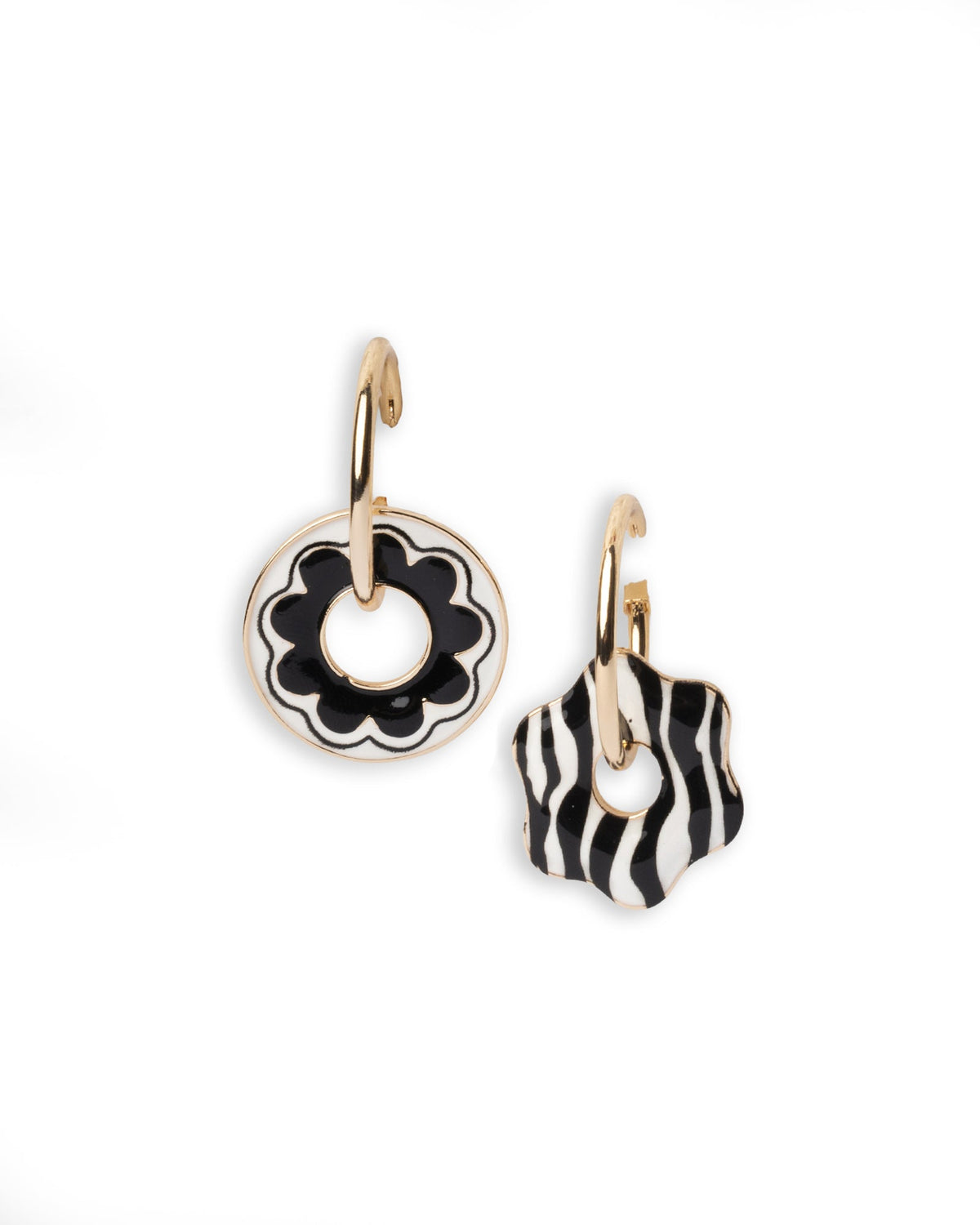 Orecchini a cerchio con pendente asimmetrico smaltato bianco e nero - Mya Accessories