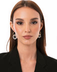 Orecchini a cerchio con pendente asimmetrico smaltato bianco e nero - Mya Accessories