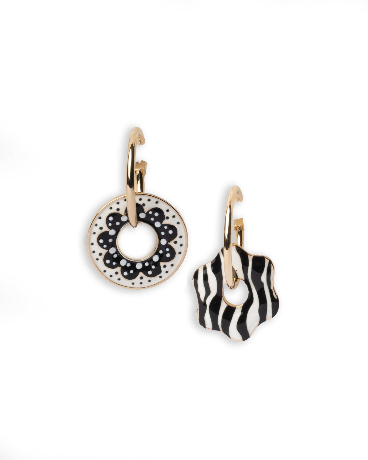 Orecchini a cerchio con pendente asimmetrico smaltato bianco e nero - Mya Accessories